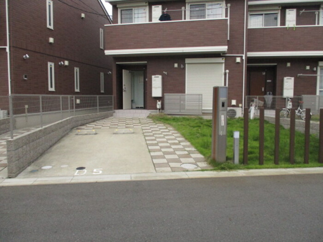 【庭】 | イーグレット D | 専用庭と駐車スペース