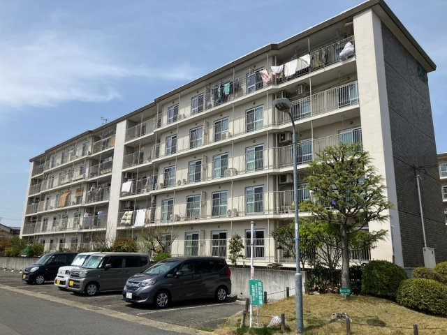 藤阪ハイツC6棟の外観|新しい生活にいかがでしょうか？外観はお住まいの顔になります。こだわりたいポイントですね。水回りリフォームやリノベーションも承ってます。
■現地見学・資金計画相談・住宅ローン相談もお問合せ受付中■