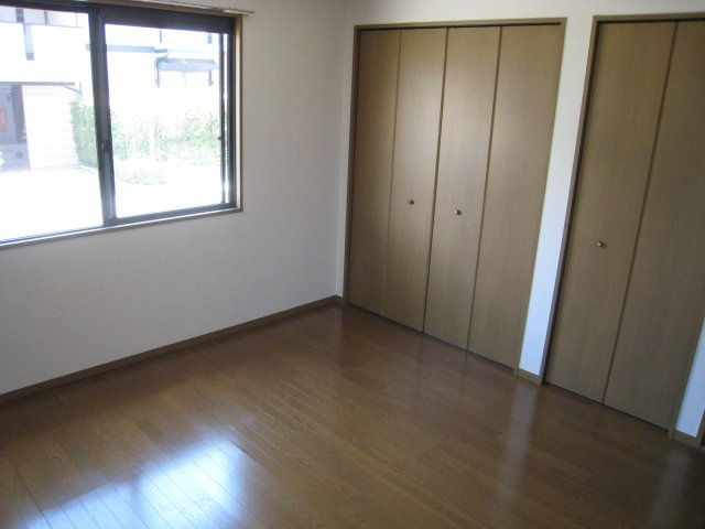 ヴィルヌーブ 東櫛原の寝室|風通しも良い寝室です☆