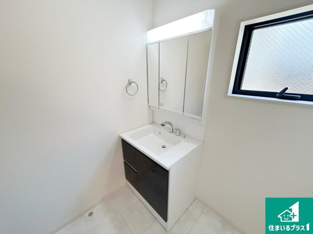 堺市北区長曽根町　第3期　新築一戸建ての独立洗面台|清潔感のある洗面台です。フラットな鏡は掃除がしやすく毎日清潔！鏡裏には収納があるのでスッキリとした洗面台が保てます。