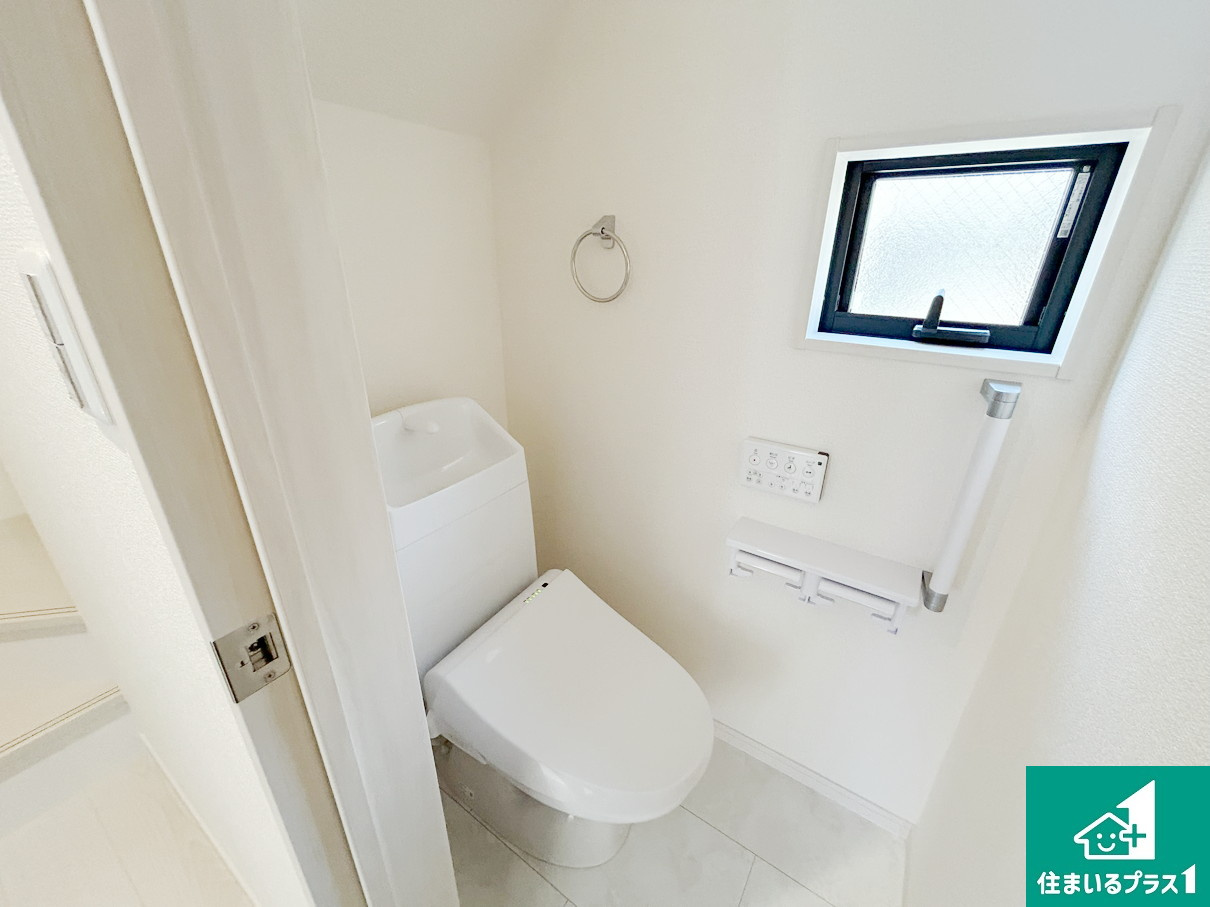 堺市北区長曽根町　第3期　新築一戸建てのトイレ|1・2階の2ヶ所にあるので、朝の忙しい時間の順番待ちもなく、深夜の利用にも大変便利です。