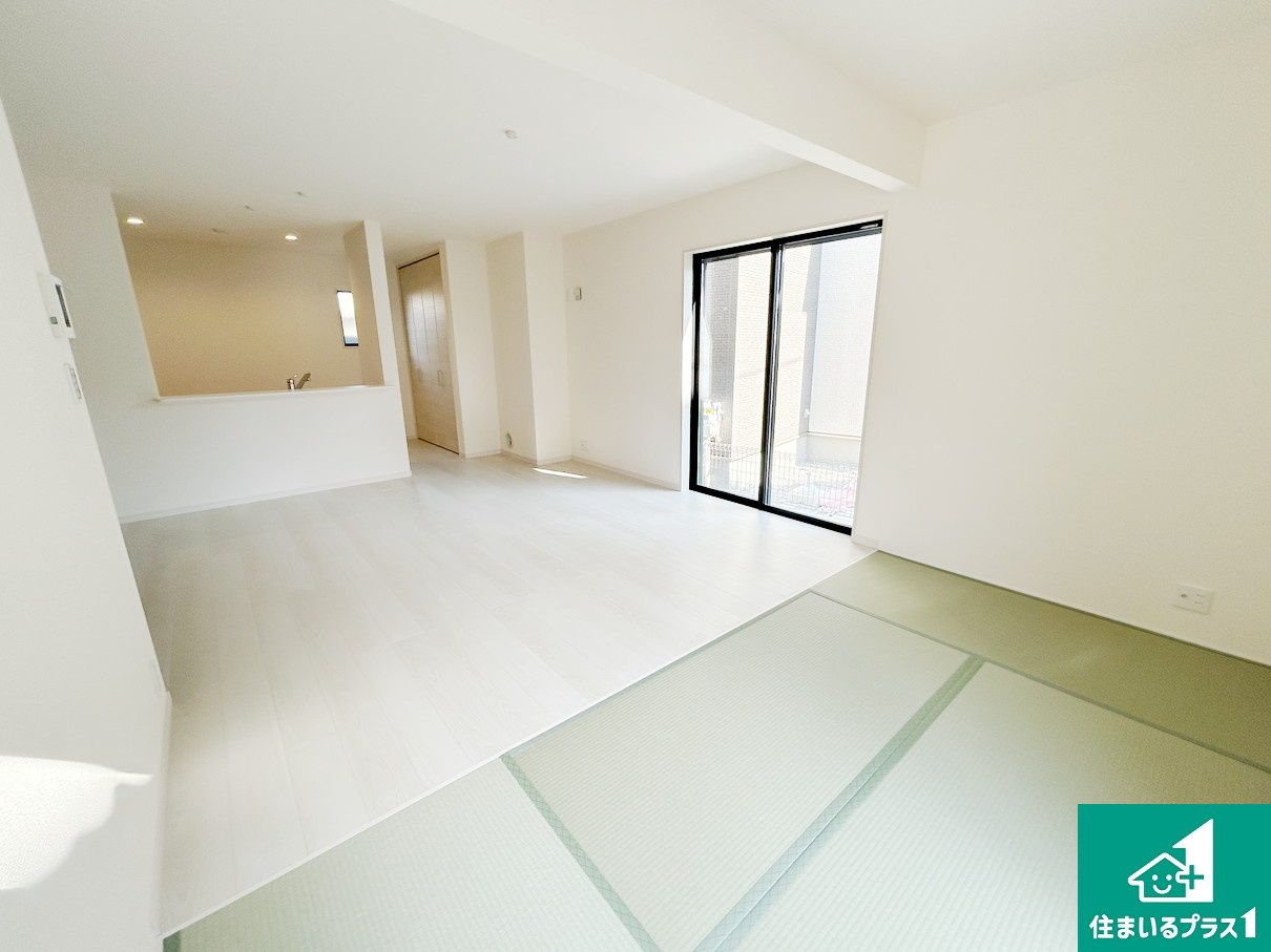 堺市北区長曽根町　第3期　新築一戸建ての居間・リビング|日当たり良好の明るいリビングで朝の目覚めもスッキリできそう！対面キッチンでご家族のコミュニケーションも自然と増える設計！小さなお子様が遊ぶスペースを作っても広々とくつろげるLDK！