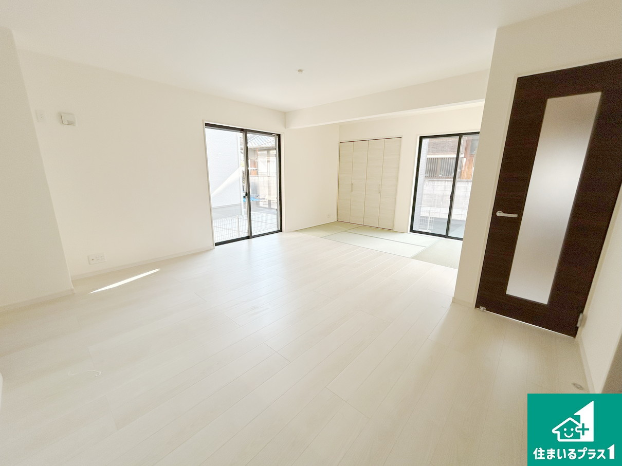 堺市北区長曽根町　第3期　新築一戸建ての居間・リビング|シンプルなリビングは、観葉植物等のインテリアを楽しめますね！パパ好みにも、ママ好みにも家具次第で雰囲気を変えることができます！