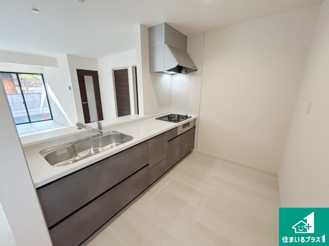 堺市北区長曽根町　第3期　新築一戸建てのキッチン|リビングと統一感があり、使い勝手のいいキッチン。広々としているので、二人並んで作業が出来ちゃいます。お子様と一緒に色々なお料理に挑戦できるスペースがあります。