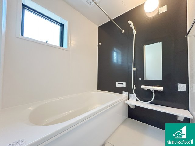 堺市北区長曽根町　第3期　新築一戸建ての浴室|足をゆったり伸ばして寛げる浴槽です。窓が設けられていますので差し込む光が明るく穏やかな雰囲気にしてくれます♪浴室乾燥機も設置しているので、雨の日の洗濯物も安心です♪