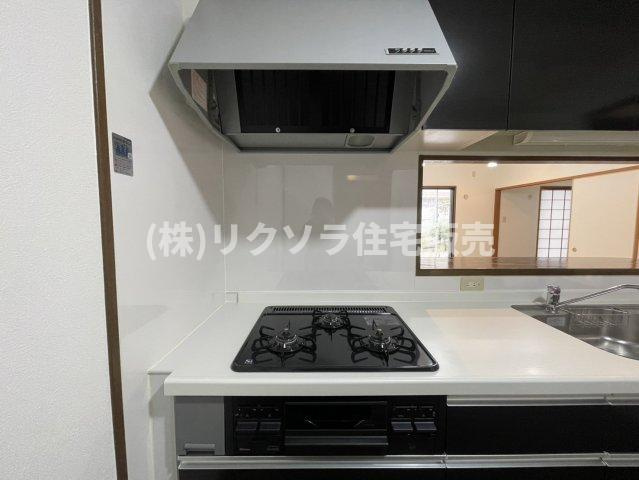 ダイアパレス枚方山田池公園のキッチン|ビルトイン3口コンロ
■物件内覧・資金計画相談・住宅ローン相談、リフォーム相談、お問合せ受付中■
※当日・翌日のご内覧、ご相談はお電話でのお問合せがスムーズです！