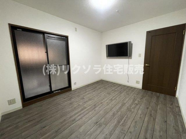 ダイアパレス枚方山田池公園の洋室|壁掛けテレビ付き・洋室5.5帖
■物件内覧・資金計画相談・住宅ローン相談、リフォーム相談、お問合せ受付中■
※当日・翌日のご内覧、ご相談はお電話でのお問合せがスムーズです！