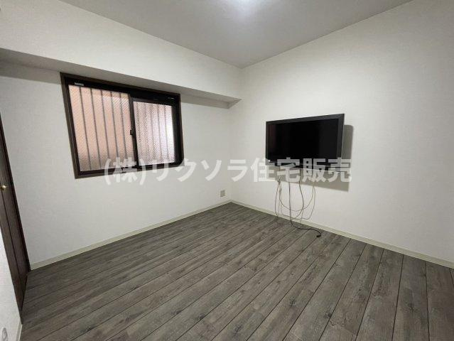 ダイアパレス枚方山田池公園の寝室|壁掛けテレビ付き・洋室6.5帖
■物件内覧・資金計画相談・住宅ローン相談、リフォーム相談、お問合せ受付中■
※当日・翌日のご内覧、ご相談はお電話でのお問合せがスムーズです！