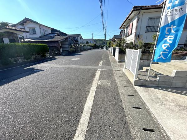 【前面道路含む現地写真】 | 角地ですので便利が良い立地です。