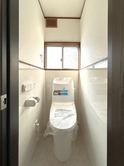 【キッチン】 | トイレも新品に交換しております。
壁はパネルを貼っておりますのでお掃除も楽々です♪
