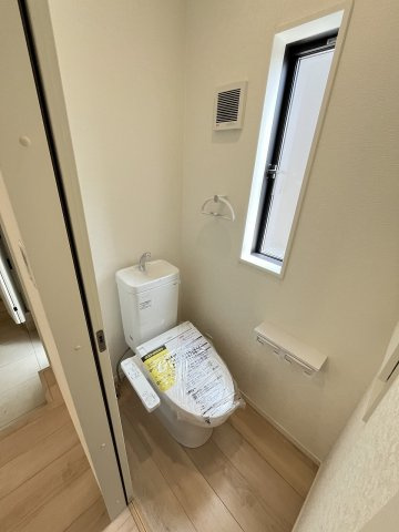 【トイレ】 | 春日市白水池2丁目第4　2号棟（全3棟）【仲介手数料無料・0円】 | 現地写真。