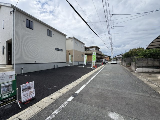 【その他】 | 春日市白水池2丁目第4　2号棟（全3棟）【仲介手数料無料・0円】 | 現地写真。前面道路です。