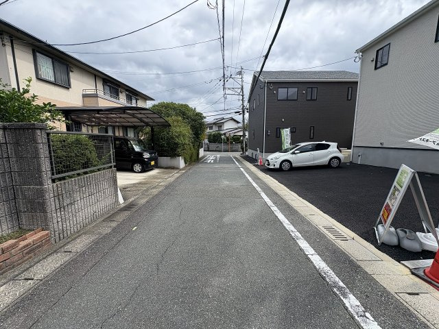 【その他】 | 春日市白水池2丁目第4　2号棟（全3棟）【仲介手数料無料・0円】 | 現地写真。前面道路です。