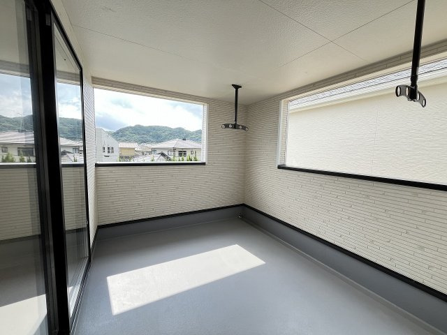 【バルコニー】 | 春日市白水池2丁目第4　2号棟（全3棟）【仲介手数料無料・0円】 | 現地写真。インナーバルコニーです。