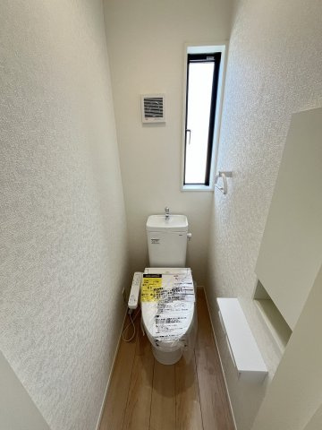 【トイレ】 | 春日市白水池2丁目第4　2号棟（全3棟）【仲介手数料無料・0円】 | 現地写真。