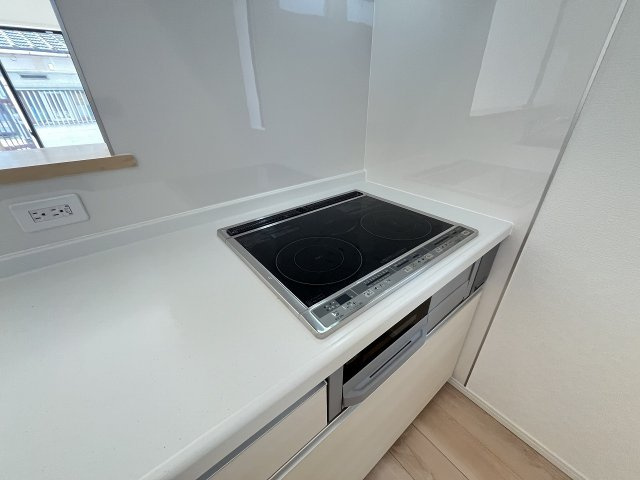 【キッチン】 | 春日市白水池2丁目第4　2号棟（全3棟）【仲介手数料無料・0円】 | 現地写真。