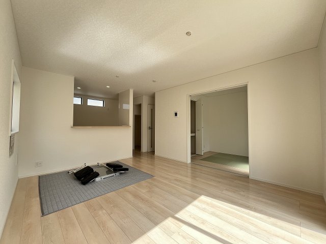 【居間・リビング】 | 春日市白水池2丁目第4　2号棟（全3棟）【仲介手数料無料・0円】 | 現地写真。リビングです。