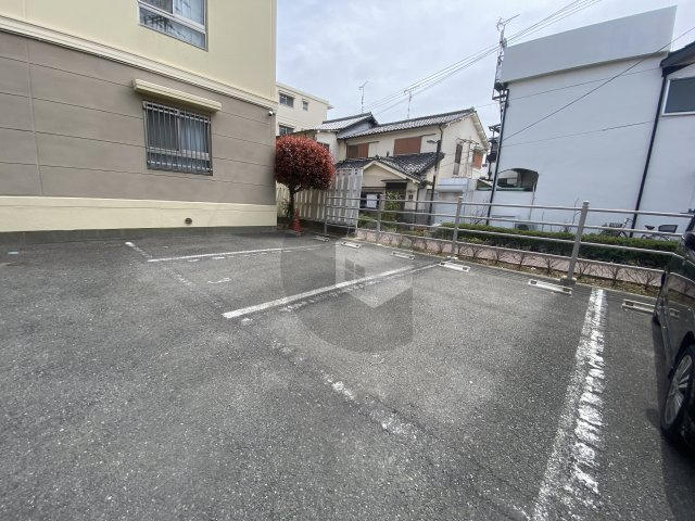 マリオン稲田の駐車場