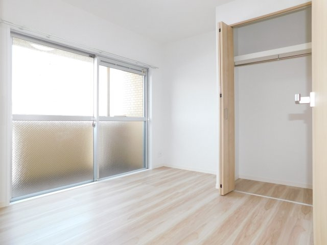 名古屋市西区上名古屋３丁目の中古マンションの洋室|◇洋室◇　　明るい洋室４．９帖　全居室収納完備♪　バルコニー付き！　（２０２５年４月リノベーション済）