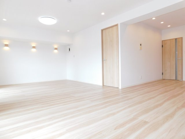 名古屋市西区上名古屋３丁目の中古マンションの居間・リビング|◇リビング◇　　南向きで明るく広いリビング２０．３帖　２面採光の明るく開放的な空間♪（２０２５年４月リノベーション済）