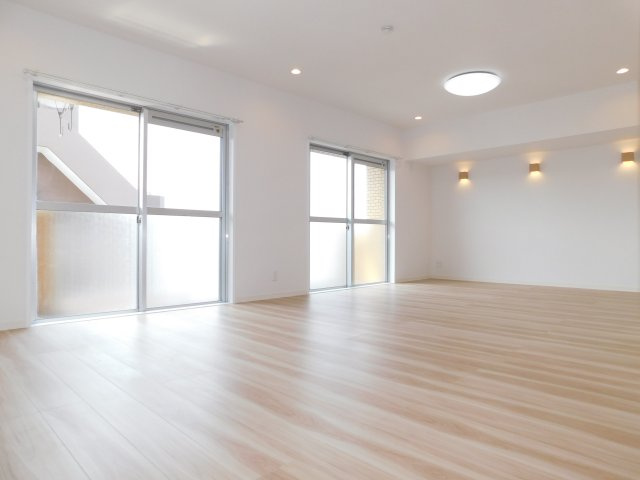 名古屋市西区上名古屋３丁目の中古マンションの居間・リビング|◇リビング◇　　南向きで明るく広いリビング２０．３帖　陽当り・眺望良好♪　（２０２５年４月リノベーション済）