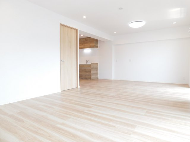 名古屋市西区上名古屋３丁目の中古マンションの居間・リビング|◇リビング◇　　南向きで明るく広いリビング２０．３帖　家族が集まってもゆとりのあるリビング♪　（２０２５年４月リノベーション済）