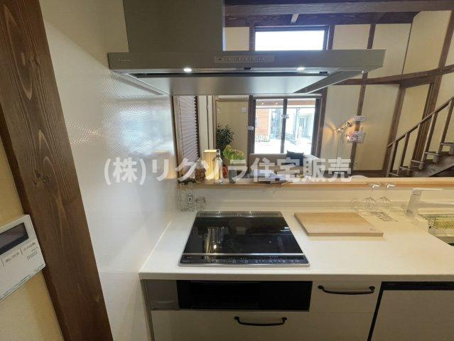 八幡三反長　新築一戸建てのキッチン|三口HIクッキングヒーター
■物件内覧・資金計画相談・住宅ローン相談、リフォーム相談、お問合せ受付中■
※当日・翌日のご内覧、ご相談はお電話でのお問合せがスムーズです！