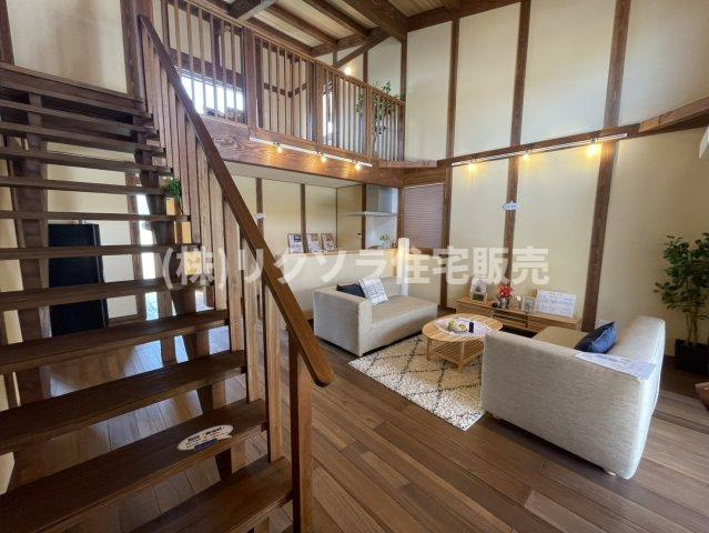 八幡三反長　新築一戸建ての居間・リビング|リビング18.5帖
■物件内覧・資金計画相談・住宅ローン相談、リフォーム相談、お問合せ受付中■
※当日・翌日のご内覧、ご相談はお電話でのお問合せがスムーズです！