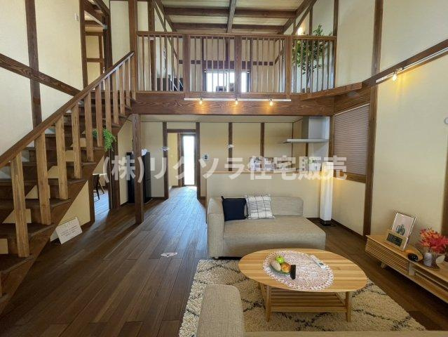 八幡三反長　新築一戸建ての居間・リビング|リビング18.5帖
■物件内覧・資金計画相談・住宅ローン相談、リフォーム相談、お問合せ受付中■
※当日・翌日のご内覧、ご相談はお電話でのお問合せがスムーズです！