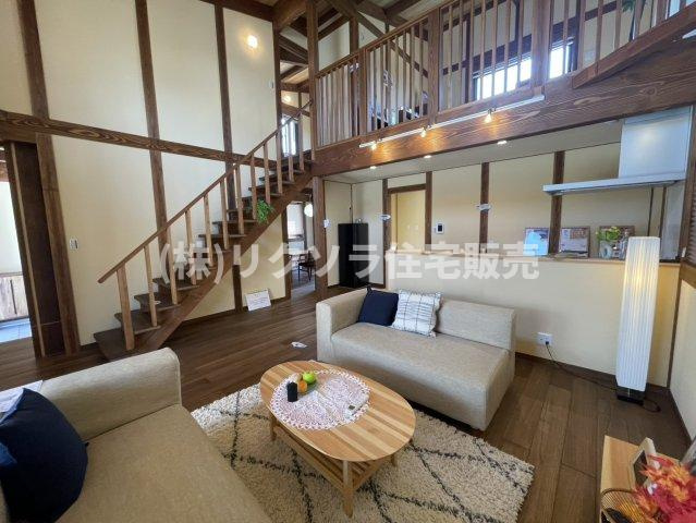 八幡三反長　新築一戸建ての居間・リビング|リビング18.5帖
■物件内覧・資金計画相談・住宅ローン相談、リフォーム相談、お問合せ受付中■
※当日・翌日のご内覧、ご相談はお電話でのお問合せがスムーズです！