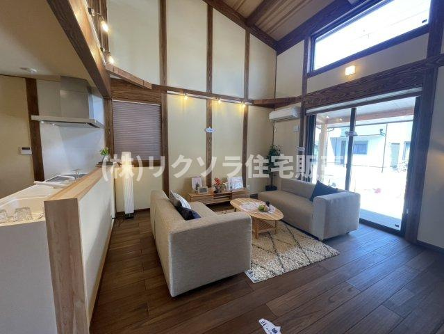 八幡三反長　新築一戸建ての居間・リビング|リビング18.5帖
■物件内覧・資金計画相談・住宅ローン相談、リフォーム相談、お問合せ受付中■
※当日・翌日のご内覧、ご相談はお電話でのお問合せがスムーズです！