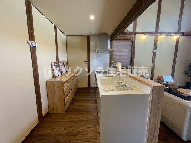 八幡三反長　新築一戸建てのキッチン|リビング18.5帖
■物件内覧・資金計画相談・住宅ローン相談、リフォーム相談、お問合せ受付中■
※当日・翌日のご内覧、ご相談はお電話でのお問合せがスムーズです！