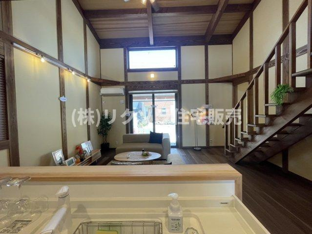 八幡三反長　新築一戸建てのキッチン|リビング18.5帖
■物件内覧・資金計画相談・住宅ローン相談、リフォーム相談、お問合せ受付中■
※当日・翌日のご内覧、ご相談はお電話でのお問合せがスムーズです！