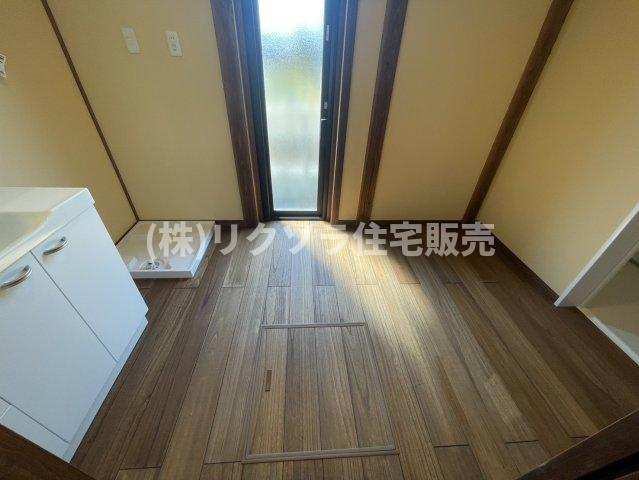 八幡三反長　新築一戸建ての脱衣所|広々しています！床下収納付き
■物件内覧・資金計画相談・住宅ローン相談、リフォーム相談、お問合せ受付中■
※当日・翌日のご内覧、ご相談はお電話でのお問合せがスムーズです！