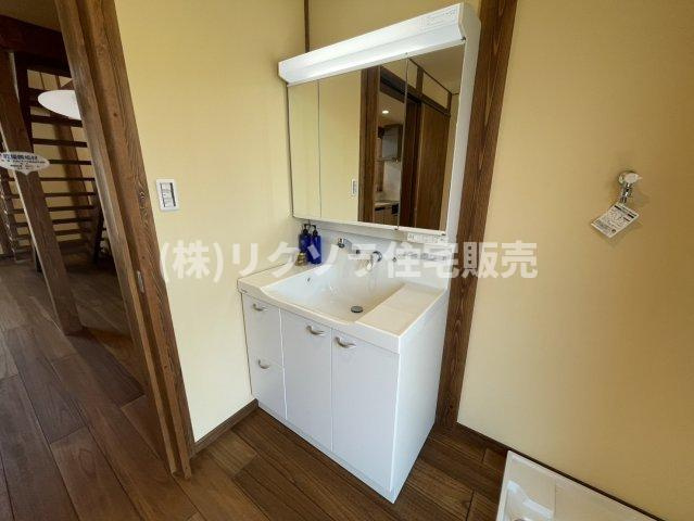 八幡三反長　新築一戸建ての独立洗面台|三面鏡付き独立洗面台
■物件内覧・資金計画相談・住宅ローン相談、リフォーム相談、お問合せ受付中■
※当日・翌日のご内覧、ご相談はお電話でのお問合せがスムーズです！