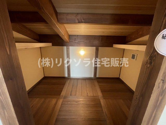 八幡三反長　新築一戸建ての収納|洋室12.9帖横 納戸
■物件内覧・資金計画相談・住宅ローン相談、リフォーム相談、お問合せ受付中■
※当日・翌日のご内覧、ご相談はお電話でのお問合せがスムーズです！