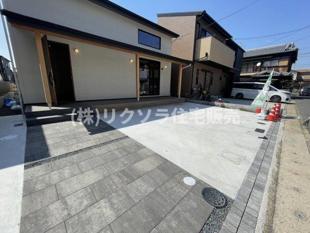 八幡三反長　新築一戸建ての駐車場|駐車3台可
■物件内覧・資金計画相談・住宅ローン相談、リフォーム相談、お問合せ受付中■
※当日・翌日のご内覧、ご相談はお電話でのお問合せがスムーズです！