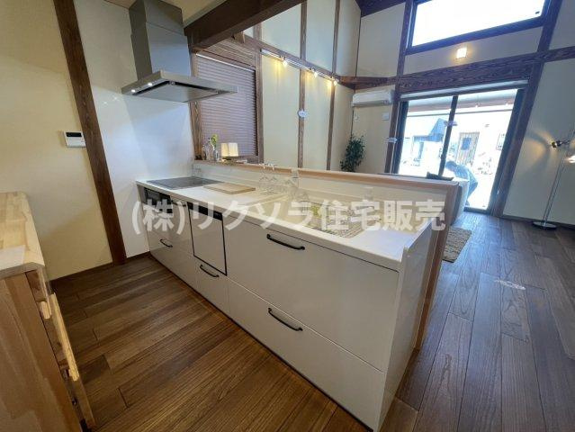 八幡三反長　新築一戸建てのキッチン|対面式システムキッチン
■物件内覧・資金計画相談・住宅ローン相談、リフォーム相談、お問合せ受付中■
※当日・翌日のご内覧、ご相談はお電話でのお問合せがスムーズです！