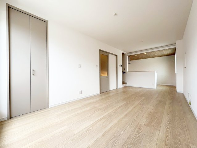 田中古川町　2号地　新築参考プラン　建築条件付土地の完成予想図|【施工例：リビング】開放感のある2階リビングは日当たりもよく日中は明るい日差しが射し込みます！