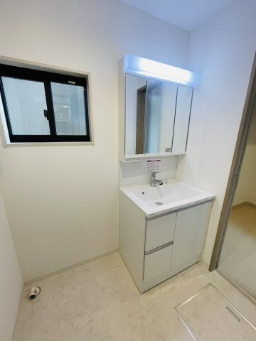 田中古川町　2号地　新築参考プラン　建築条件付土地の完成予想図|【施工例：洗面化粧台】シャワー付きの洗面化粧台はお掃除などお手入れがしやすく、朝の準備もはかどります♪ミラーキャビネットで生活感がでづらいのも嬉しい！