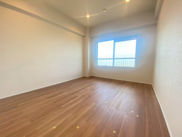 【価格改定】イトーピア向日マンションC棟の洋室|約6.7帖のゆったりとした洋室。多用途に使える落ち着きのある空間です！