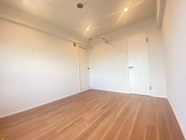 【価格改定】イトーピア向日マンションC棟の洋室|すっきりとまとまったシンプルな内装は、心地よい居住空間を演出。