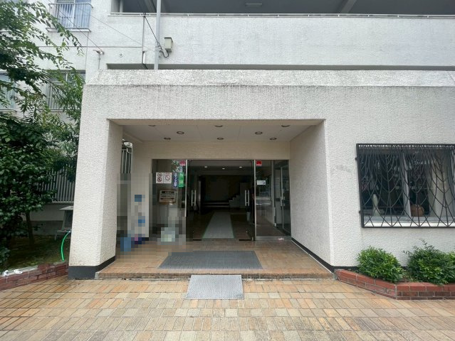 【価格改定】イトーピア向日マンションC棟|エントランスの様子です。