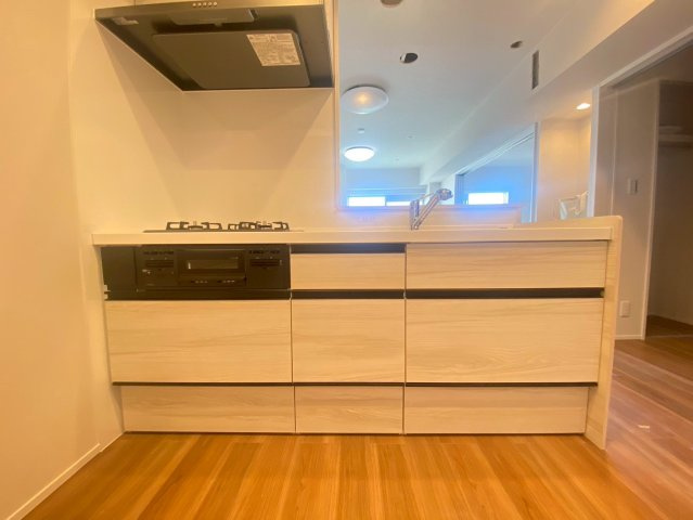 【価格改定】イトーピア向日マンションC棟のキッチン|3口ガスコンロ・グリル付きのシステムキッチンです！