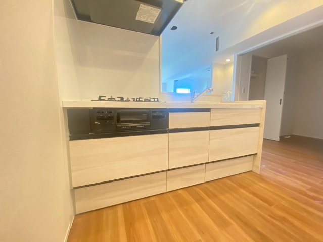 【価格改定】イトーピア向日マンションC棟のキッチン|対面キッチンを備えた、開放感あふれるLDK。