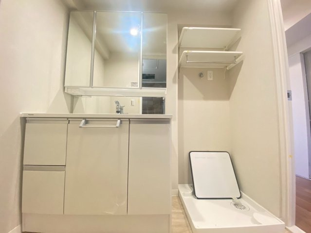 【価格改定】イトーピア向日マンションC棟の独立洗面台|身だしなみが整えやすい、三面鏡の化粧台を完備。