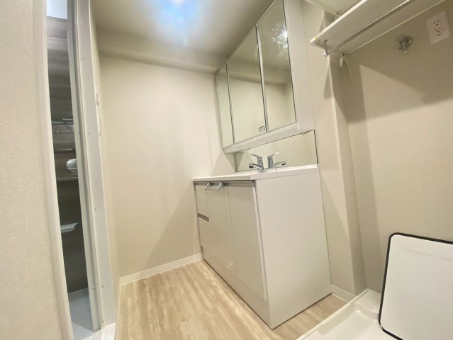 【価格改定】イトーピア向日マンションC棟の独立洗面台|洗面化粧台の隣に洗濯機置き場があり、洗濯から身支度まで一度に済ませられます！
