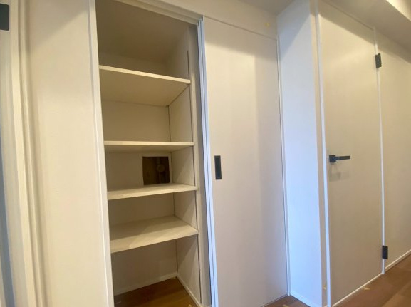 【価格改定】イトーピア向日マンションC棟の収納|DK内に収納スペースがあり、パントリーとしてのご活用、日用品や掃除道具の整理に便利です。

