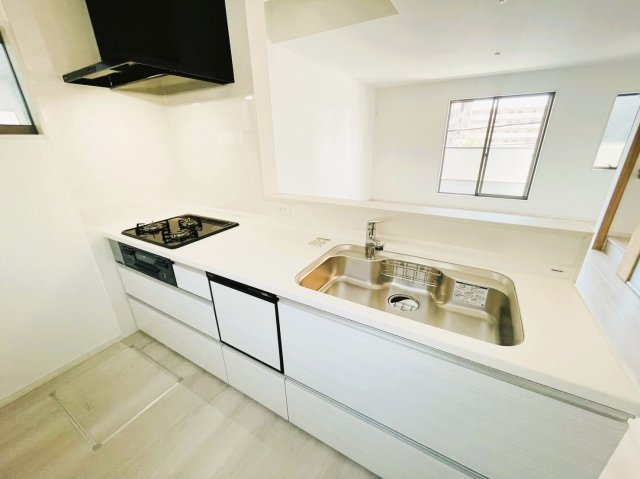 田中古川町　一括プラン　建築条件付土地の完成予想図|【施工例：キッチン】お子様を見守りながらお料理ができる対面式キッチン♪家事をしながらでもご家族とコミュニケーションがとれやすくママもお子様もとっても嬉しいですね！