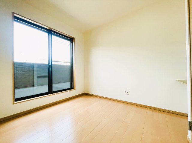 田中古川町　1号地　新築参考プラン　建築条件付土地の完成予想図|【施工例：洋室】充分な広さと収納機能を備えた部屋はお子様の自発性と成長を促します。お子様の成長を支える、勉強や好きなことに没頭する学びの空間に◎